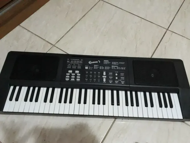Teclado Musical Queen's 61 Teclas (D1-84557) - Estado de Novo + Microfone e Caixa