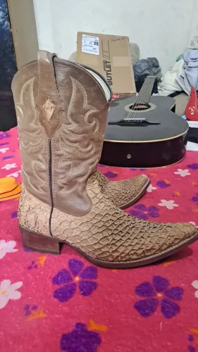 Bota goyazes bucha de boi.