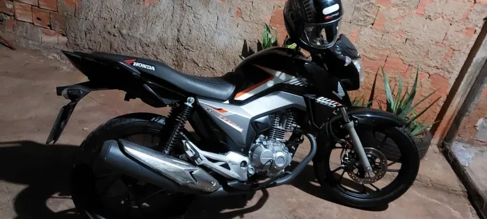 Vendo essa 160 moto boa pneus bons nada pra fazer só pegar e andar não tem restriçãoes