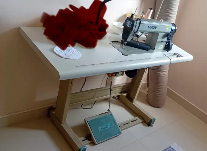 GEMSY Máquina de costura reta industrial com gabinete