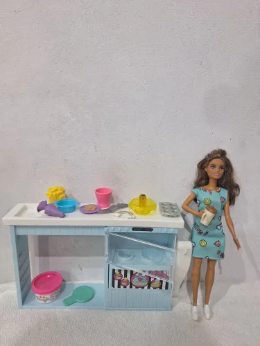 Combo Barbie cafeteria cozinha confeitaria com boneca