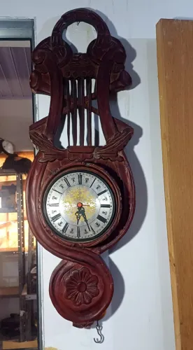 Relógio de parede em madeira 91cm (trocar maquina)