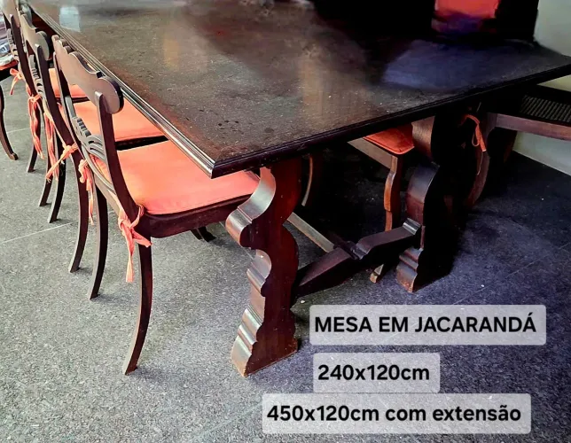 Grandioso conjunto de mesa e cadeiras em jacarandá