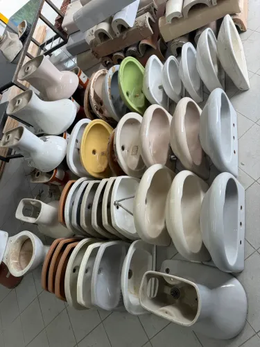 Vasos de louça e lavatórios e algumas caixas para vaso 