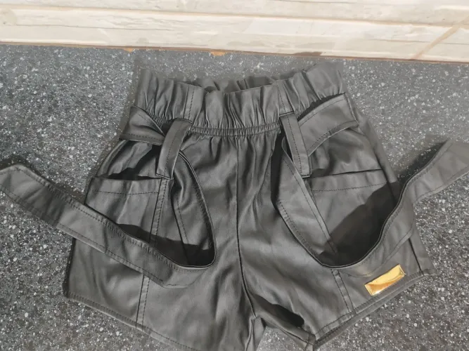 short infantil de "couro"