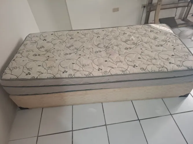 Cama de solteiro com colchão