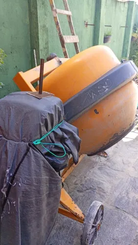 Vendo está betoneira - Pouco Uso