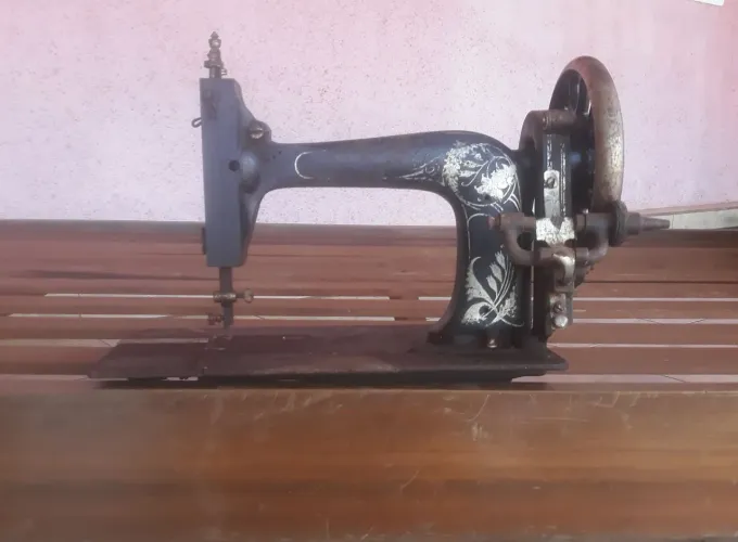 Máquina de costura antiga manual.