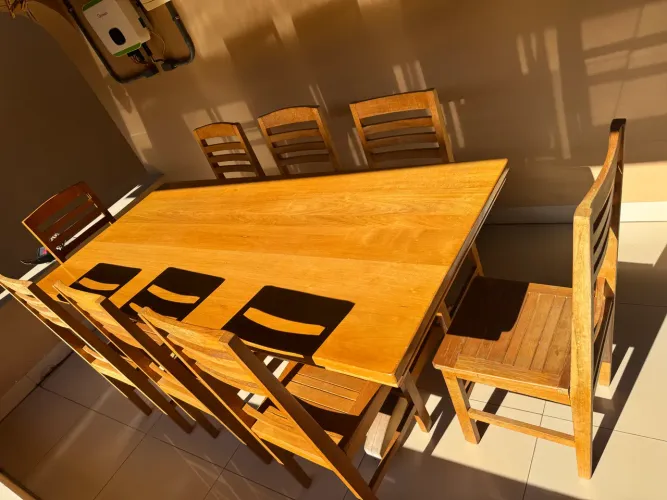 Mesa de madeira com 8 cadeiras