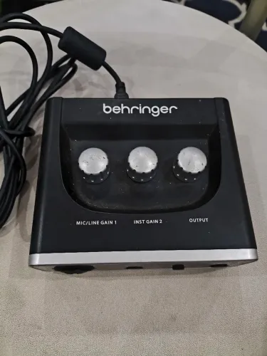 Interface de áudio Behringer U-Phoria UM2