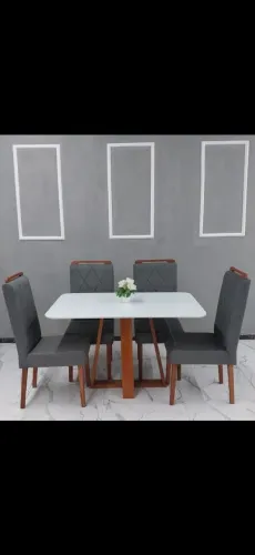 Mesas e cadeiras 