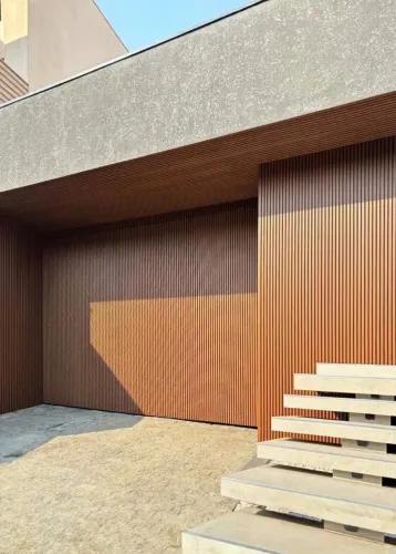 Portão Ripado Amadeirado em Alumínio - Fachada Moderna