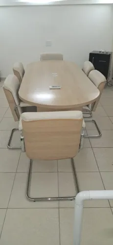 Mesa de Reunião + 6 Cadeiras em Metal Cromado e Madeira