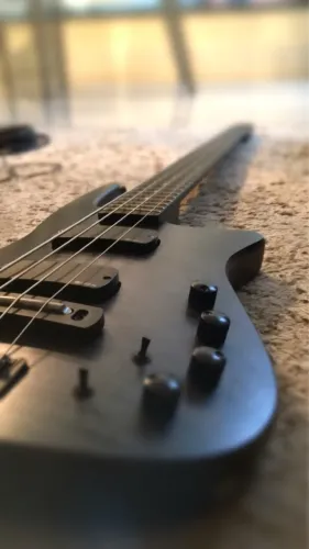 Baixo NS DESIGN RADIUS CR4 (Ned Steinberger)
