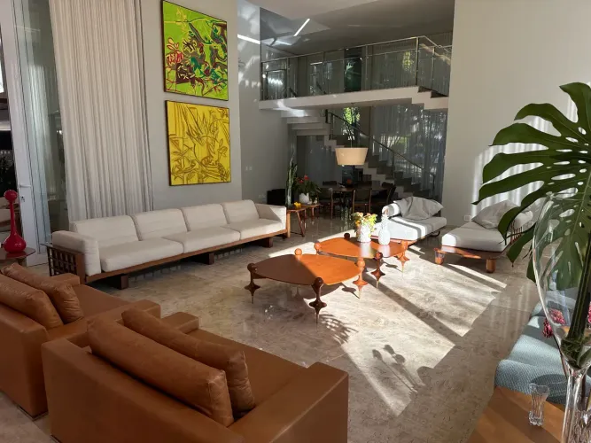 Casa no Aldeia do Vale com 5 Suítes | 760m² Construção | Lote 2.358m² | Piscina e Pé Direi