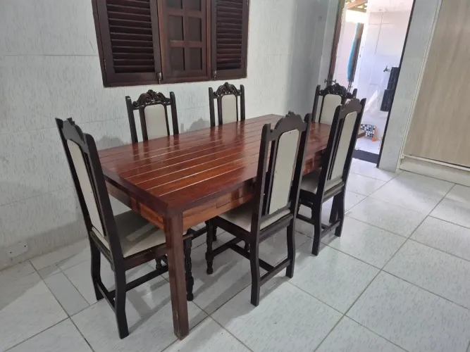 MESA DE JANTAR COM 6 CADEIRAS - MADEIRA MACIÇA