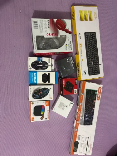 Fones, teclados, mouse e caixinha de som