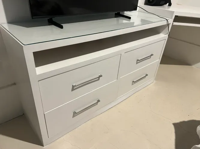 Rack Branco de Madeira com 4 Gavetas, Nicho