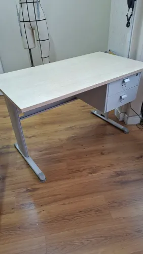 Mesa de Escritório em aço e tampo de madeira