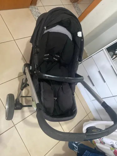 Carinho de bebê usado 