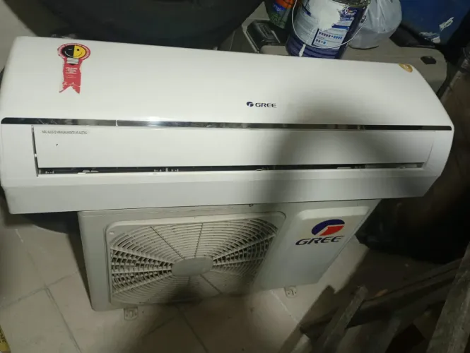 Ar condicionado em ótimo estado funcionando perfeitamente.
