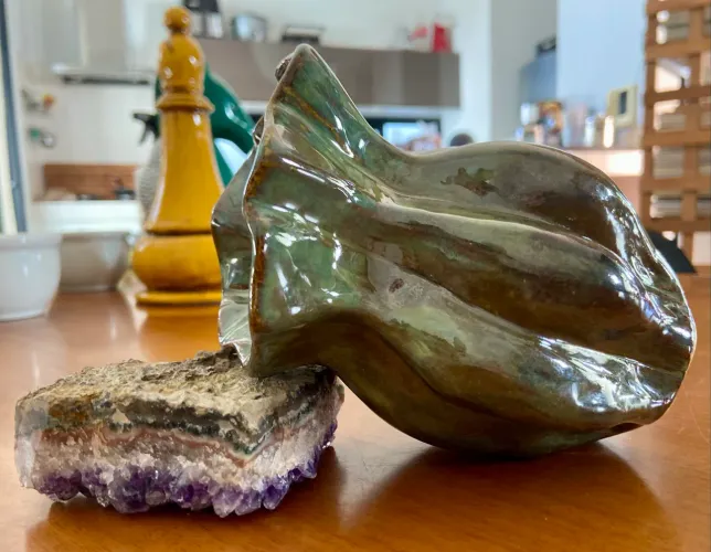 Vaso artesanal de cerâmica esmaltado verde - 14 cm
