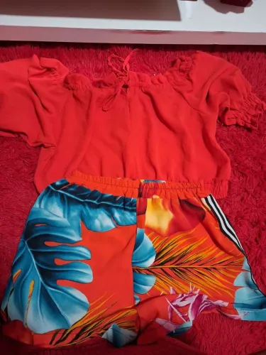 Roupas femininas de adulto e adolescentes