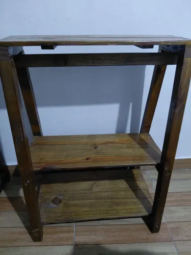 Móvel para roupa ou estante.