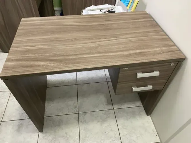 Conjunto para escritório com 2 mesas com 2 gavetas + armário com 2 portas + gaveteiro com 