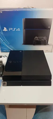 PlayStation 4 fat. 500gb. Caixa e serial batendo.