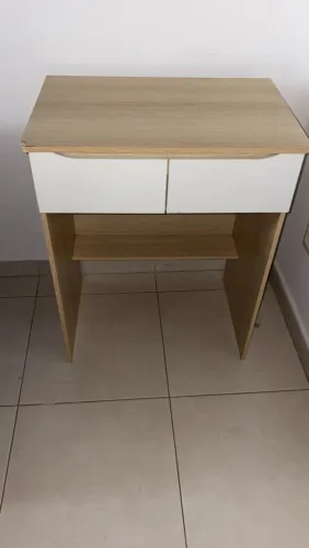 Vende-se Escrivaninha com duas gavetas