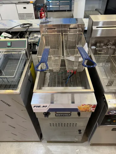 Fritadeira industrial elétrica 2 cestos Metvisa nova 