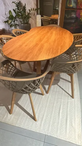 Vendo mesa e cadeiras lindas e novas