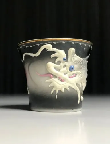Copo em porcelana japonesa com desenho de dragões e Imperatriz
