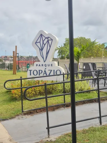 Apartamento 2/4 condomínio parque topázio com garagem privativa