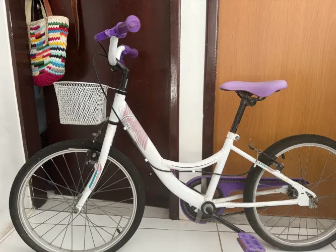 Bicicleta Feminina Branca com Cestinha - Aro 26 - Linda!