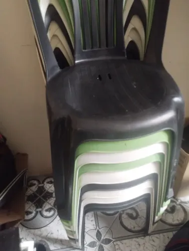 Cadeira de plastico no precinho pra levar logo