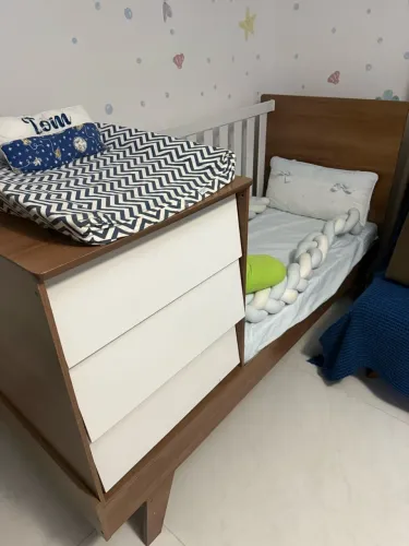 Berço Infantil com Cômoda de 3 Gavetas e Trocador - Madeira e Branco