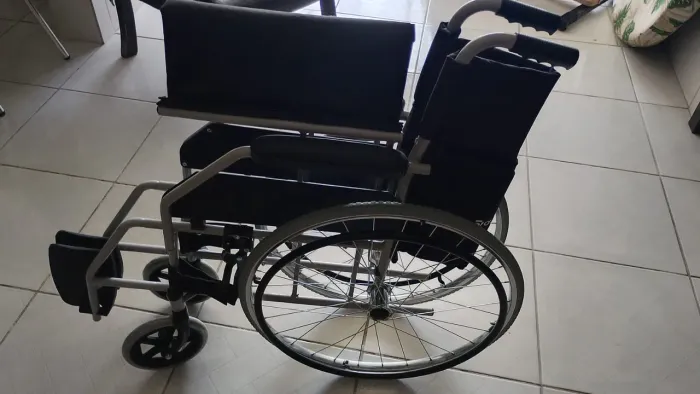 Cadeira de rodas desmontável - NOVA 