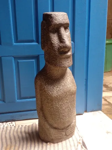 Escultura moai de cimento com fibras 
