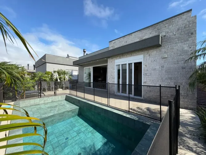 Casa térrea com piscina, totalmente decorada para aluguel anual no Capão Ilhas Resort!