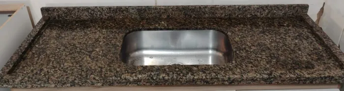 Pia de cozinha em granito com cuba de inox