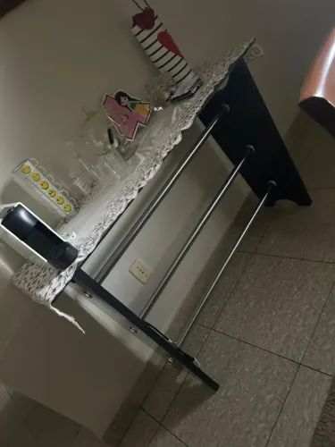 Rack preto com tampo de vidro