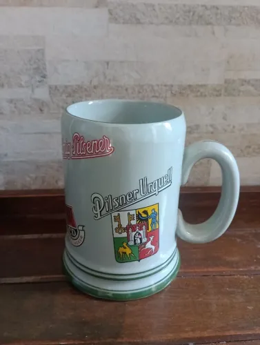 Antiga caneca de porcelana de cerveja com marca da Alemanha.