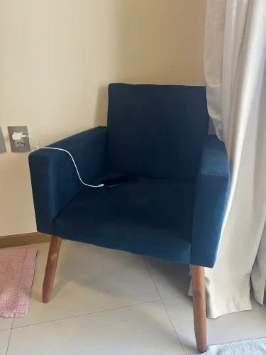 Poltrona Decorativa Azul Marinho com Pés de Madeira - Excelente Estado