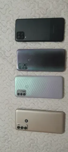 Vendo 4 celulares tem alguns trincados mas funciona tudo