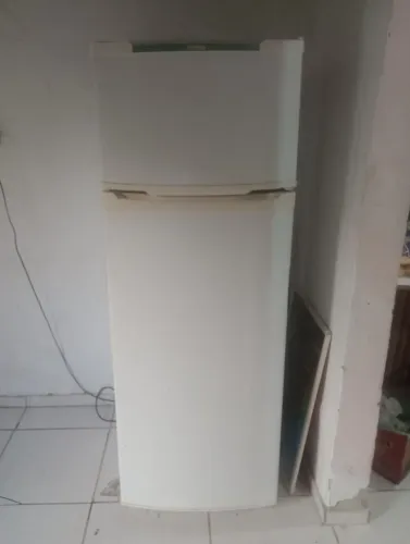 Vendo essa geladeira Consul em ótimo estado gelando super bem com marcas de uso..