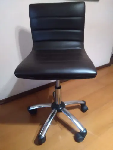 Cadeira giratoria canelada