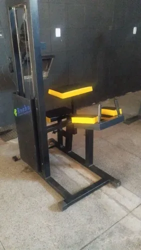Vende-se maquina de gluteo 4 apoios