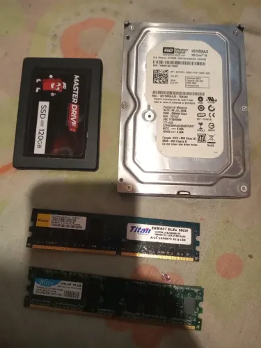 1 HD de 160 gb,,,1 HD SSD de 120gb,,2 ram DDR2 2 GB e 1 gb